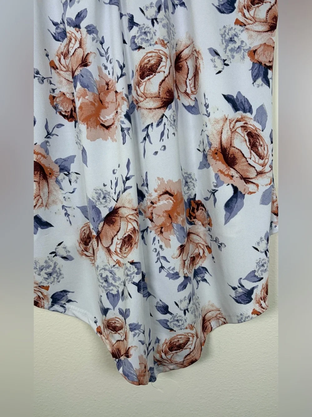 First Love Floral Tank Top Small White Hi Low Sleeveless V Neck Blouse - Picture 6 of 9